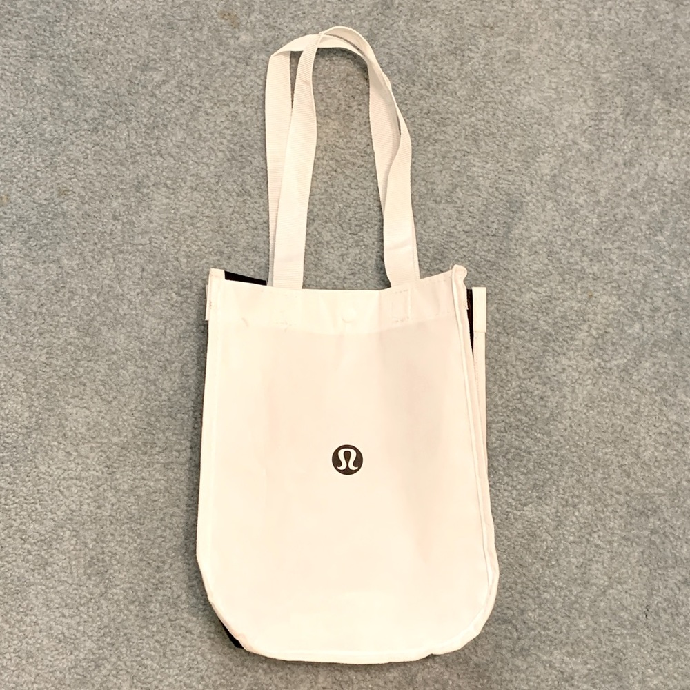 LULULEMON SMALL BLACK AND WHITE REUSABLE TOTE BAG PRE OWNED 9X12